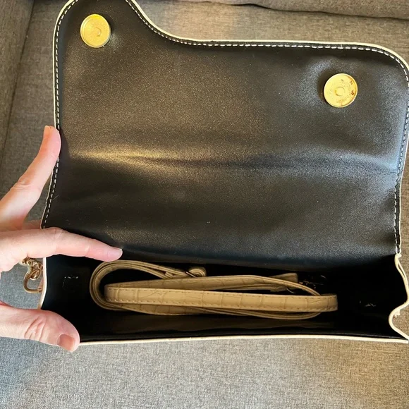 Elegant Cream Crossbody Bag - Picture 4 of 5